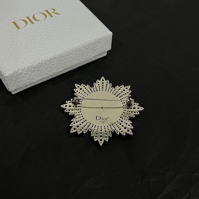 chr1st1an D10r brooches